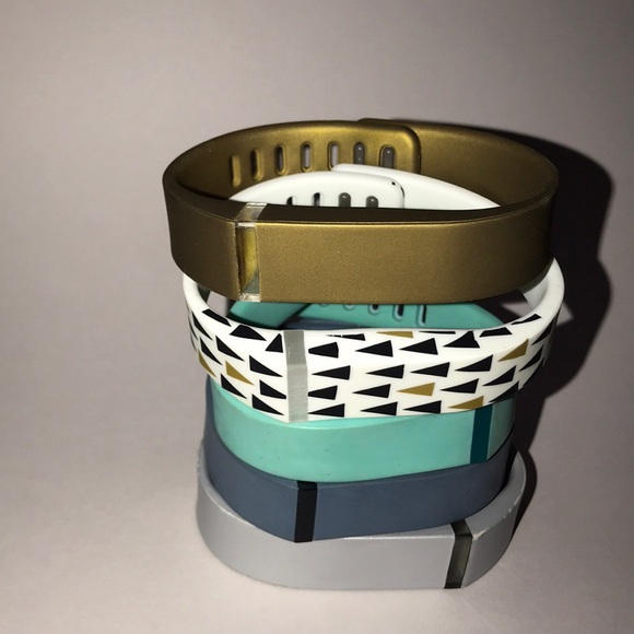 Fitbit Flex with 7 bracelets and charger - Picture 6 of 7